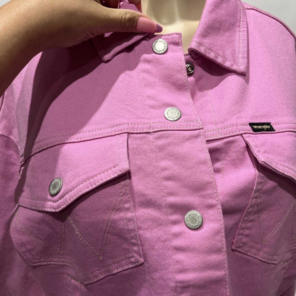 Wrangler Pink Cropped Oversized Denim Jacket Frayed Hem Western Snap Front SZ M - Picture 3 of 8